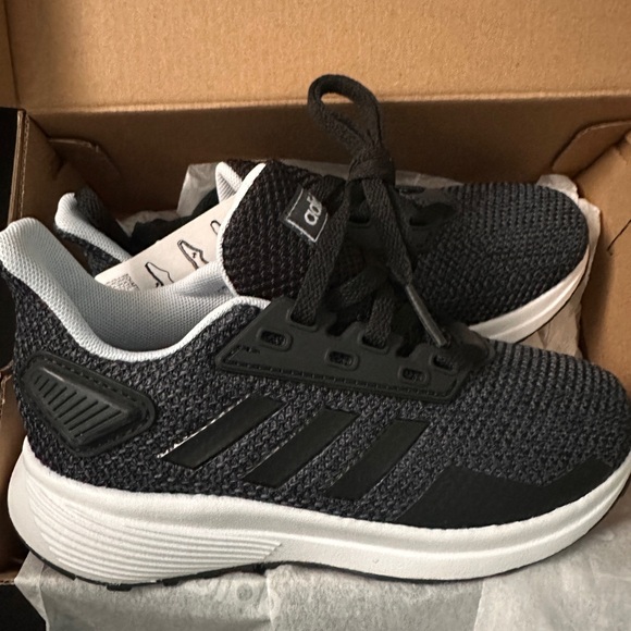 Adidas Runners -Kids size 12 NEW IN BOX - Picture 2 of 4